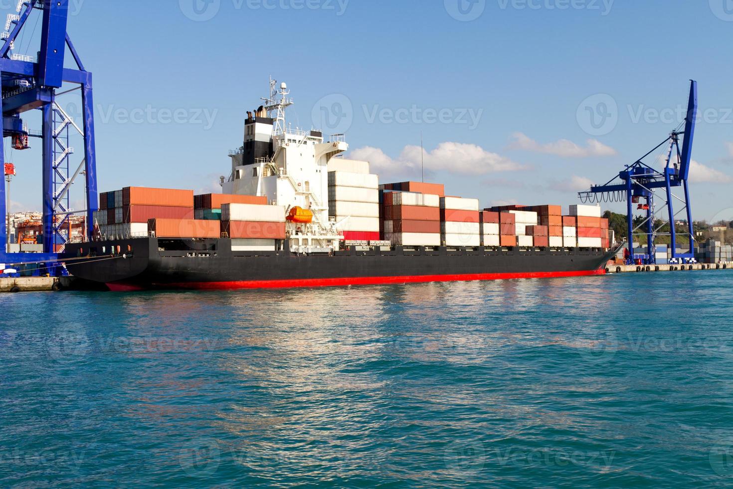 containerschip in de haven foto