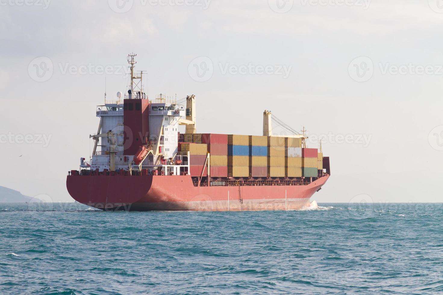 containerschip in zee foto