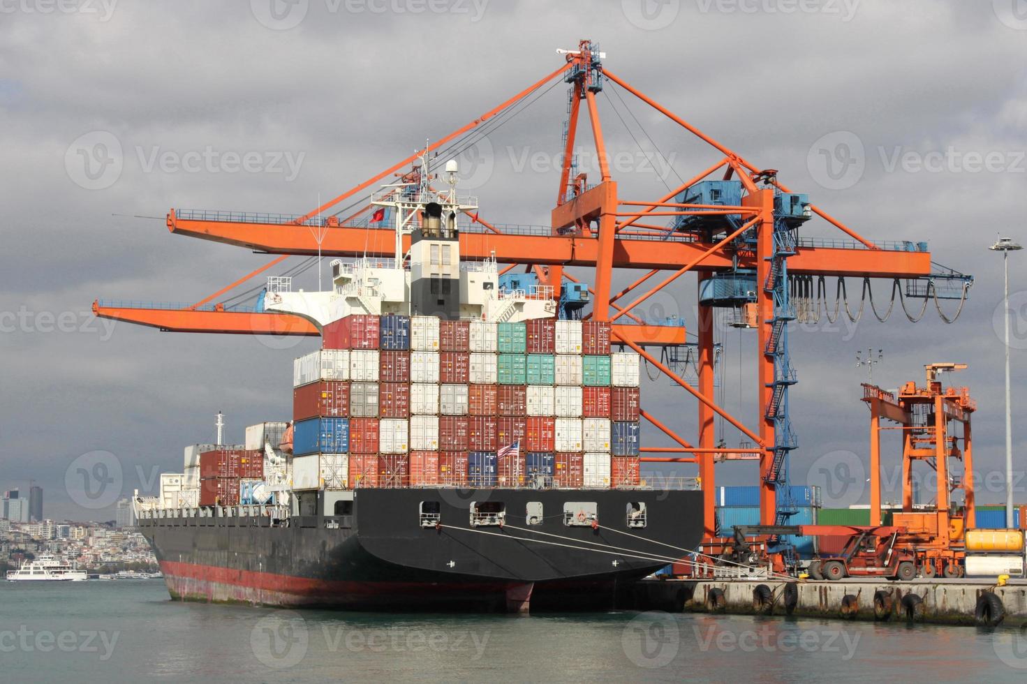 containerschip in de haven foto