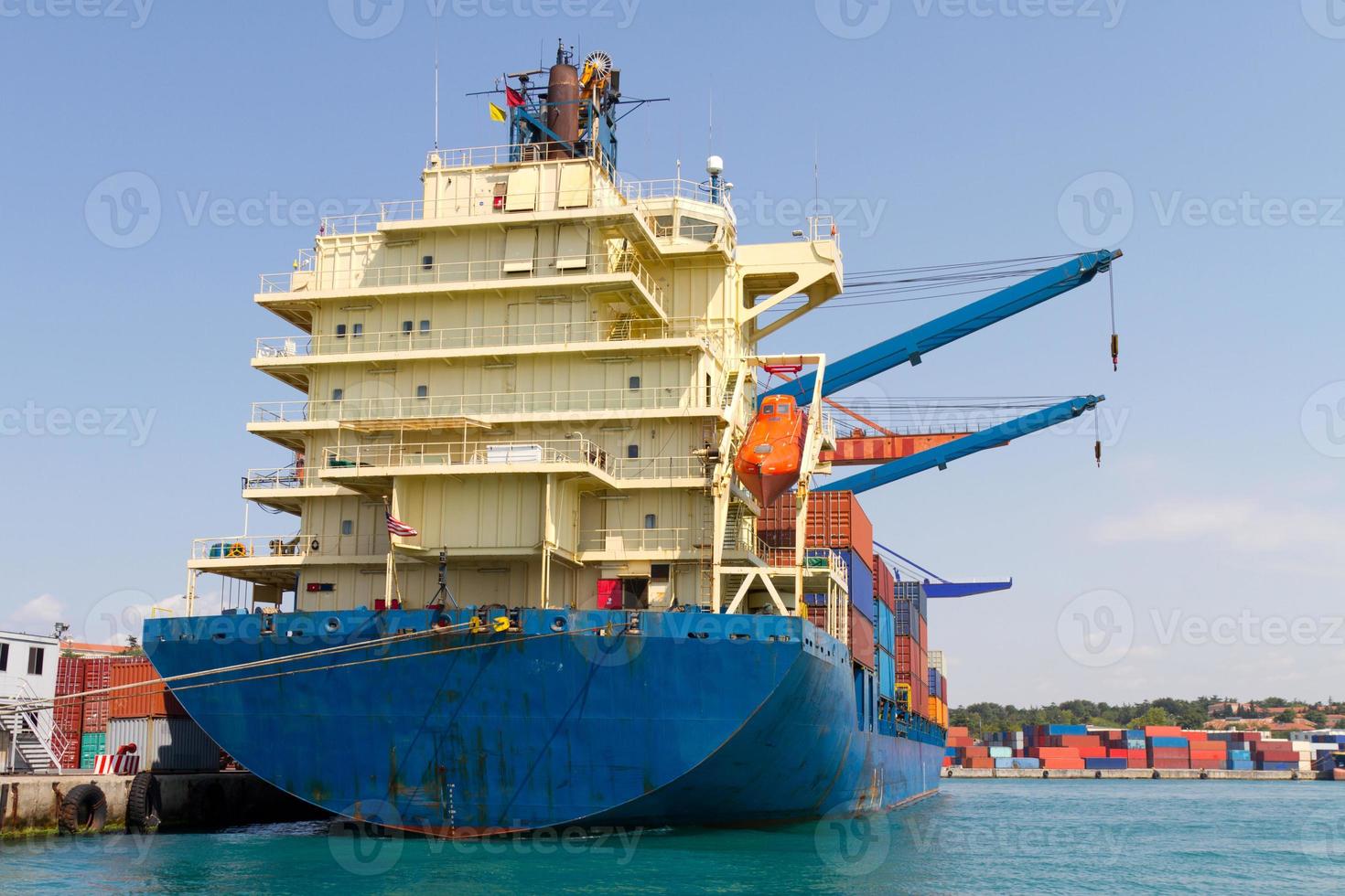 containerschip in de haven foto