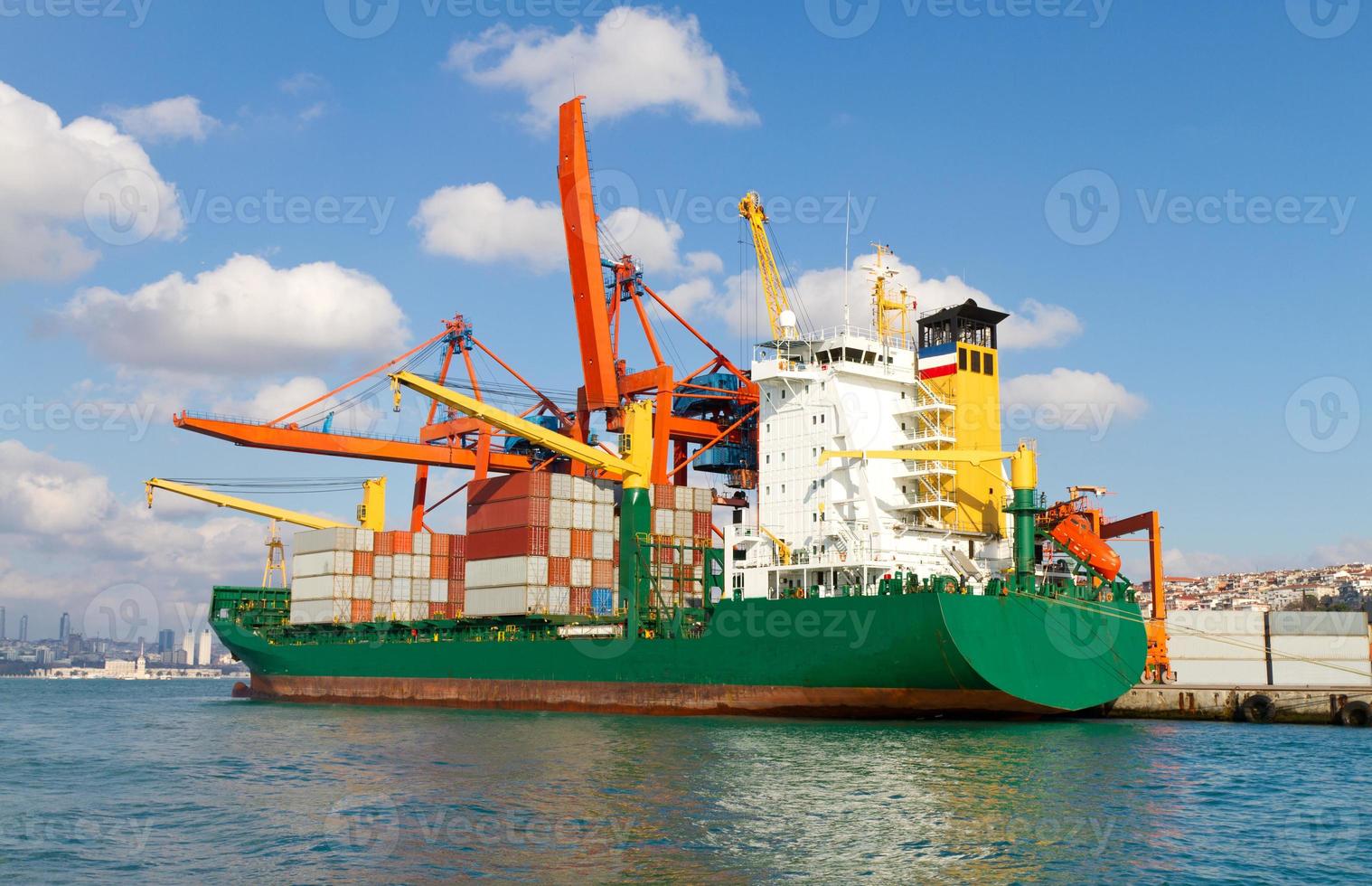 containerschip in de haven foto