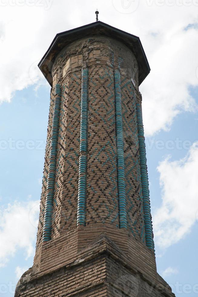 minaret van ince minaret medrese net zo museum van steen en hout kunst in konja, turkiye foto