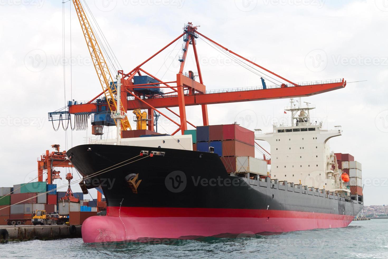 containerschip in de haven foto