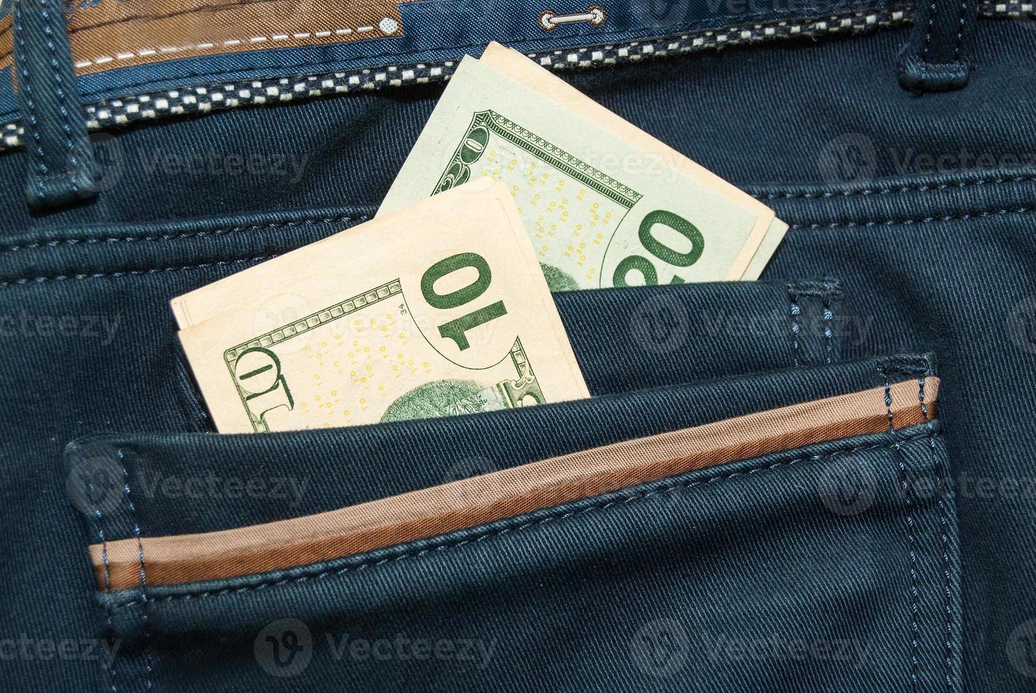 Amerikaanse dollars in de achterzak van jeans foto