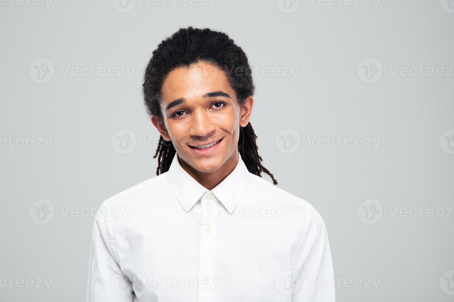 portret van een glimlachende jonge Afro-Amerikaanse zakenman foto