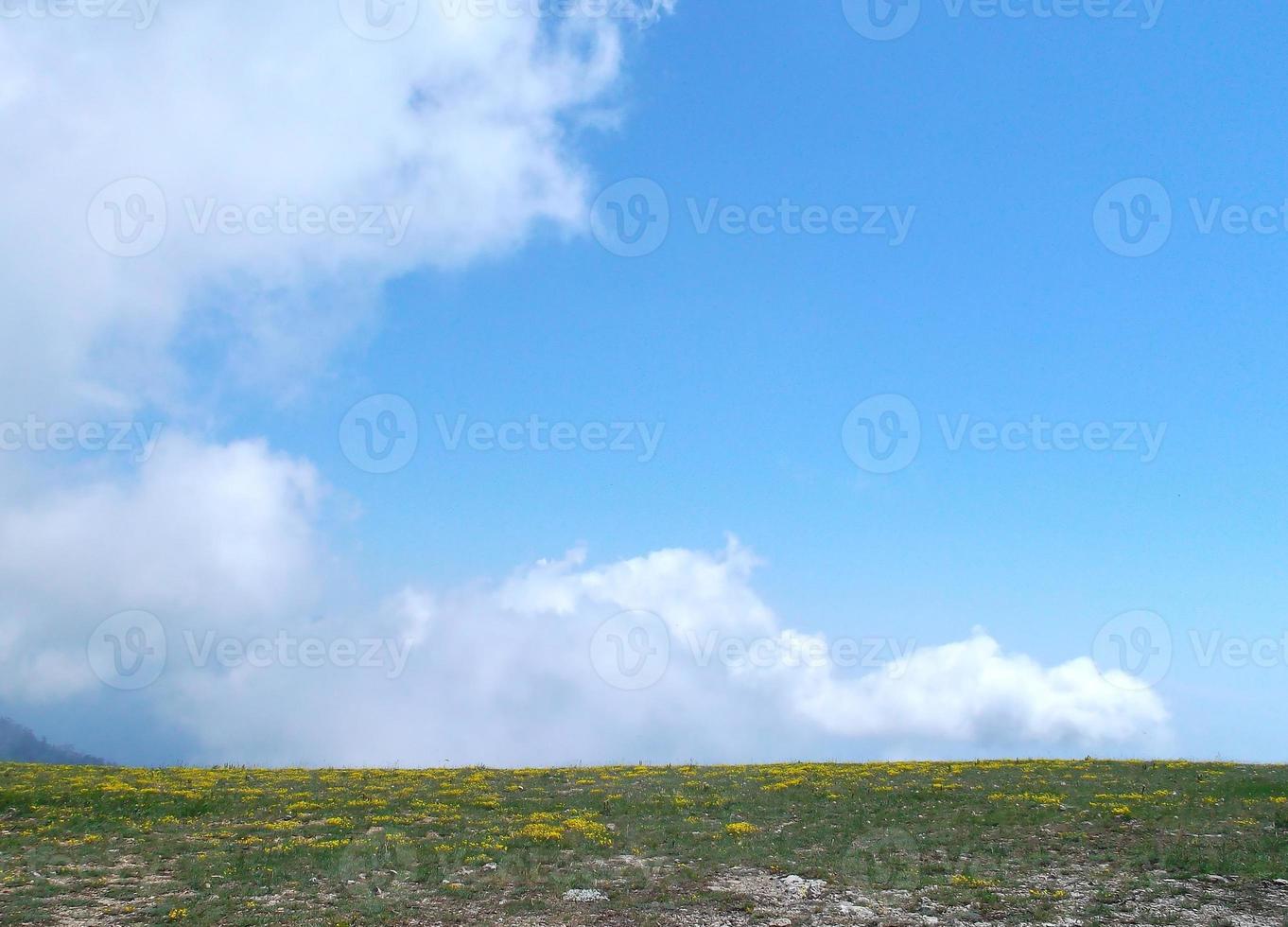 wolken Aan de berg. de schoonheid van natuur. foto