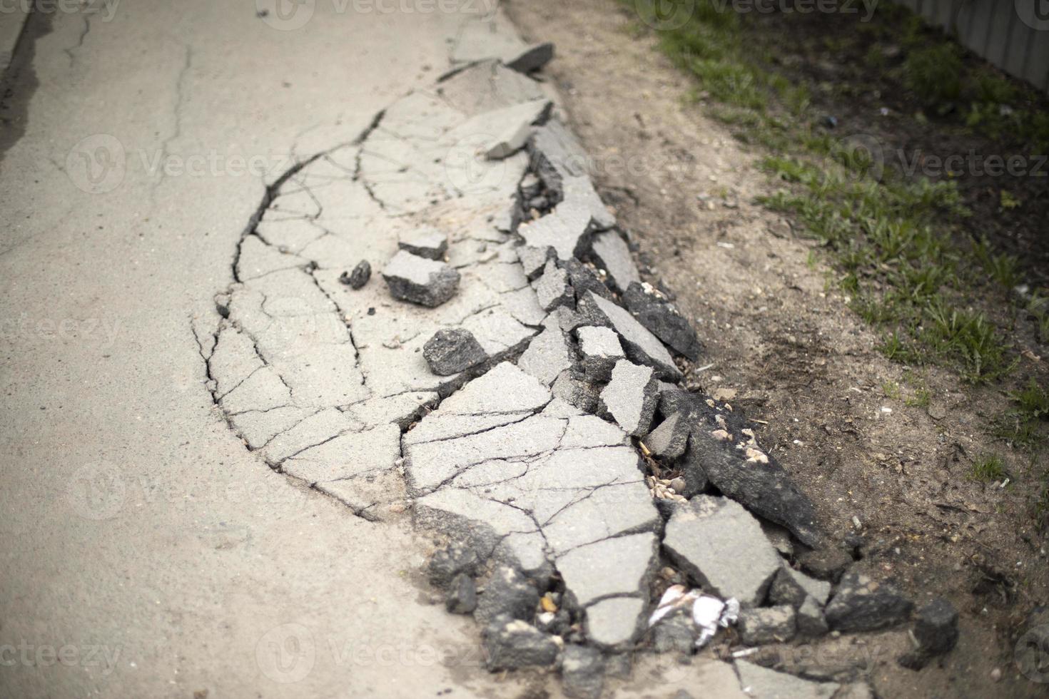 gebroken weg. verwoesting van weg oppervlak. foto