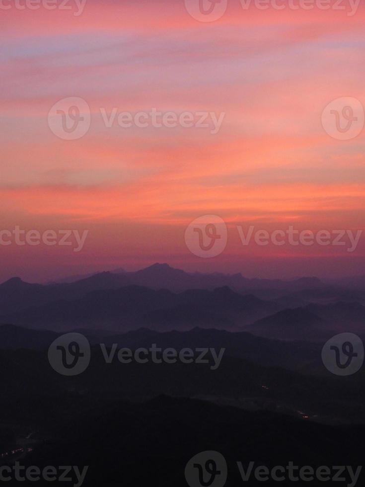 zonsopgang op de grote muur van china foto