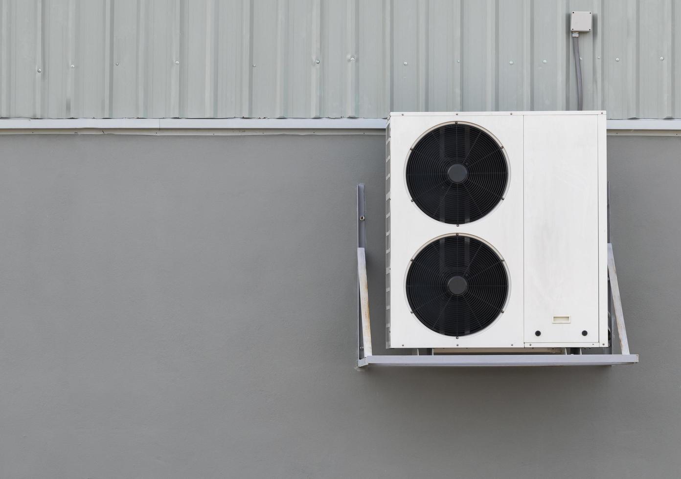 compressoren lucht conditioners Aan muur buliding en kopiëren ruimte foto