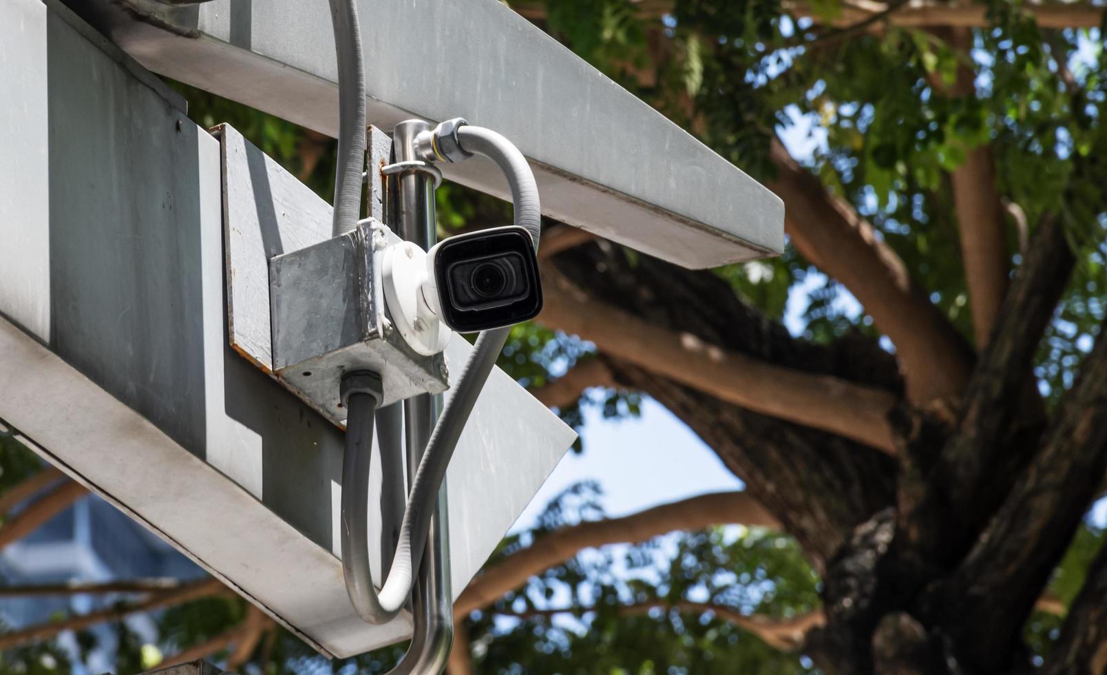 buitenshuis wit cctv Aan gebouw foto