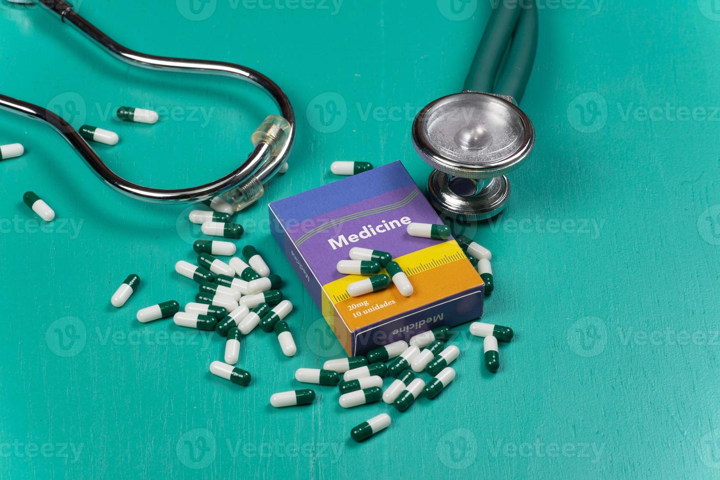 Gezondheid zorg medisch en ziekte concept. pillen en medisch uitrusting achtergrond met een drug doos nep schrijven geneesmiddel. foto