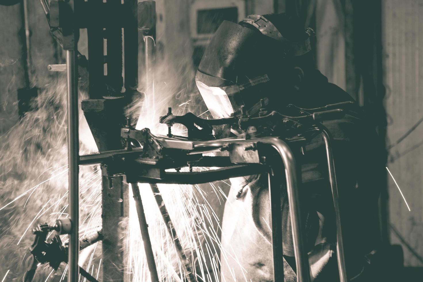 lasser Bij werk in de fabriek foto