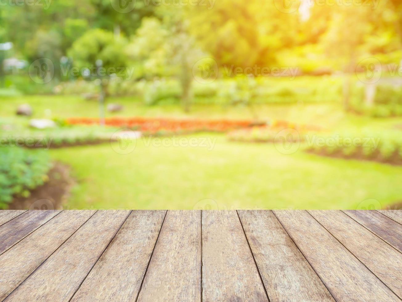 lege houten tafel met wazig tuinpark natuurlijke achtergrond foto