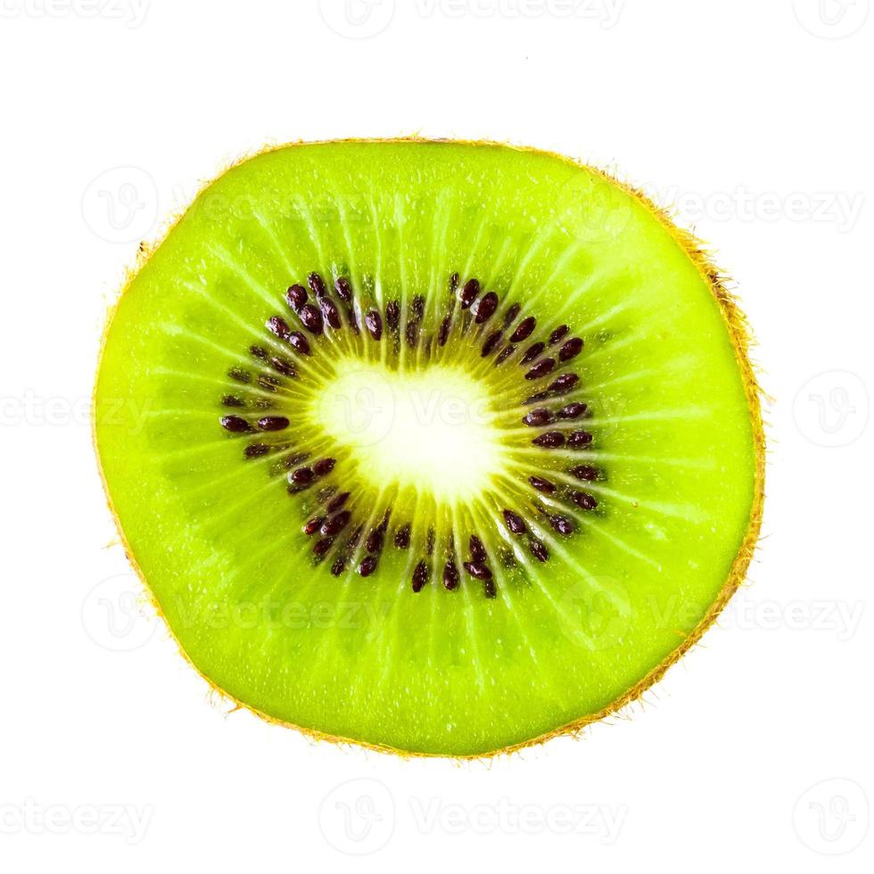 kiwi fruit segment geïsoleerd op een witte achtergrond foto