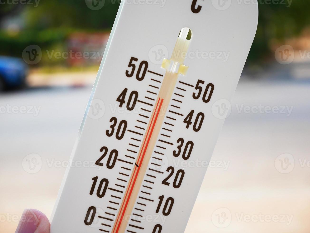 handthermometer met temperatuur in graden Celsius foto