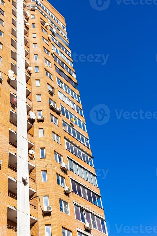 hoogbouw appartement gebouw en blauw lucht foto