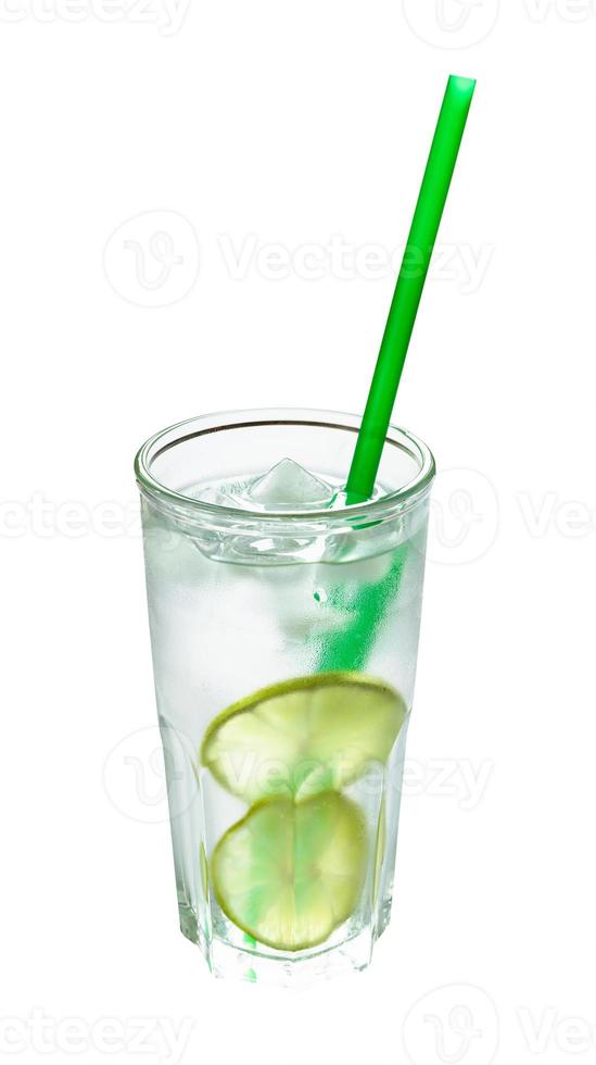 gin en tonic cocktail in highball glas geïsoleerd foto
