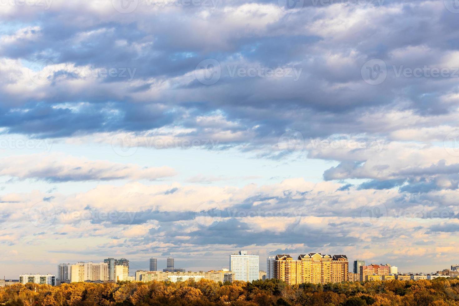 blauw lucht met laag donker blauw wolken over- stad foto