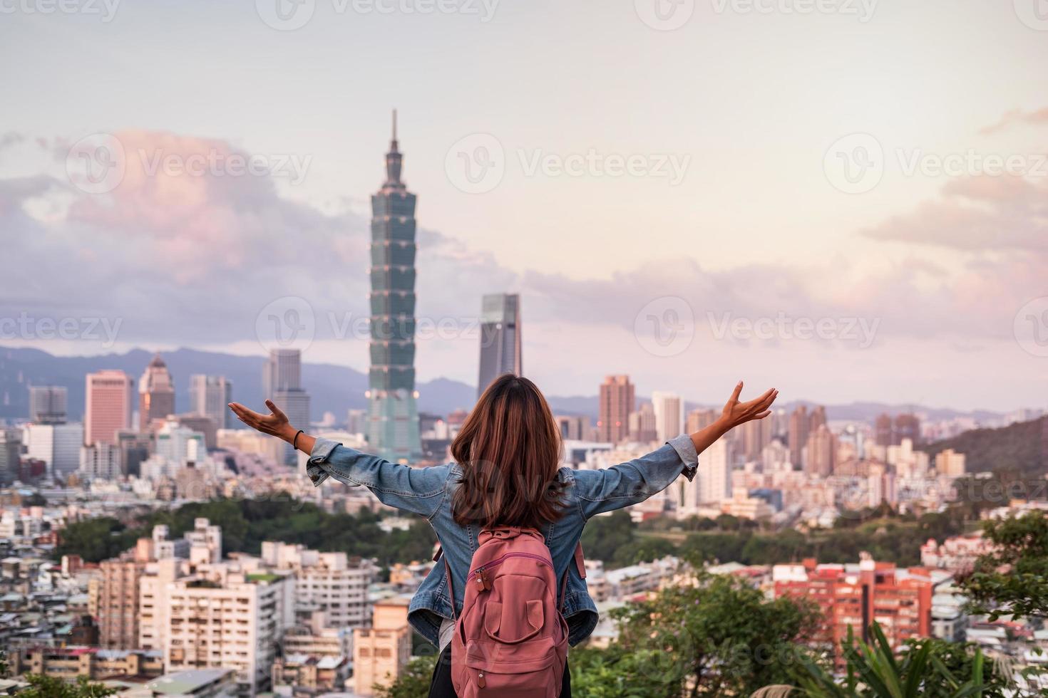 jong vrouw reiziger op zoek mooi stadsgezicht Bij zonsondergang in taipei, reizen levensstijl concept foto