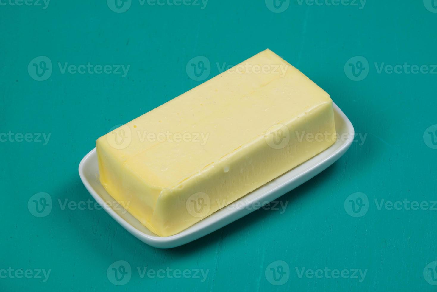 stuk van boter Aan een schotel foto