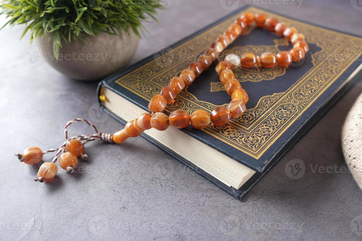 heilige boek koran en rozenkrans op tafel, close-up. foto
