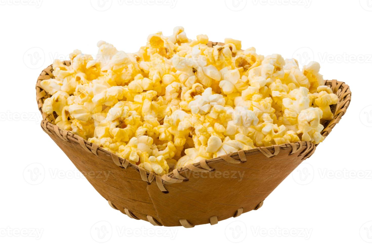popcorn in een mand op witte achtergrond foto