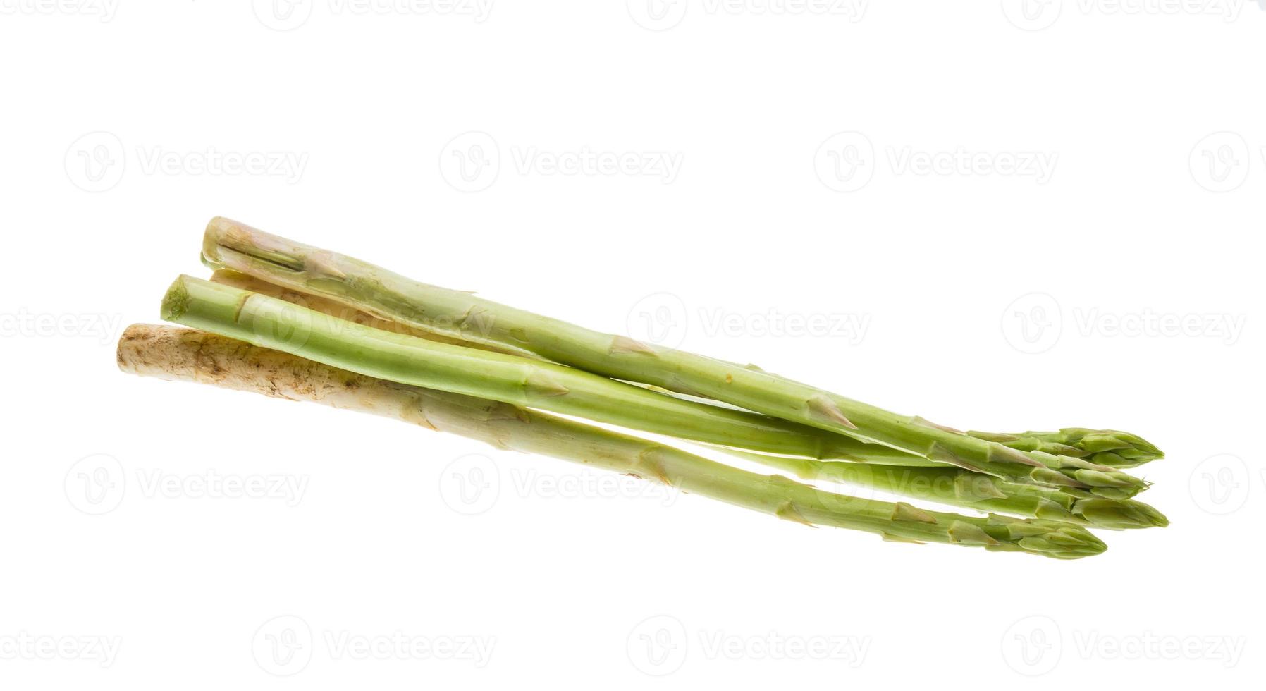 rauw asperges Aan wit achtergrond foto