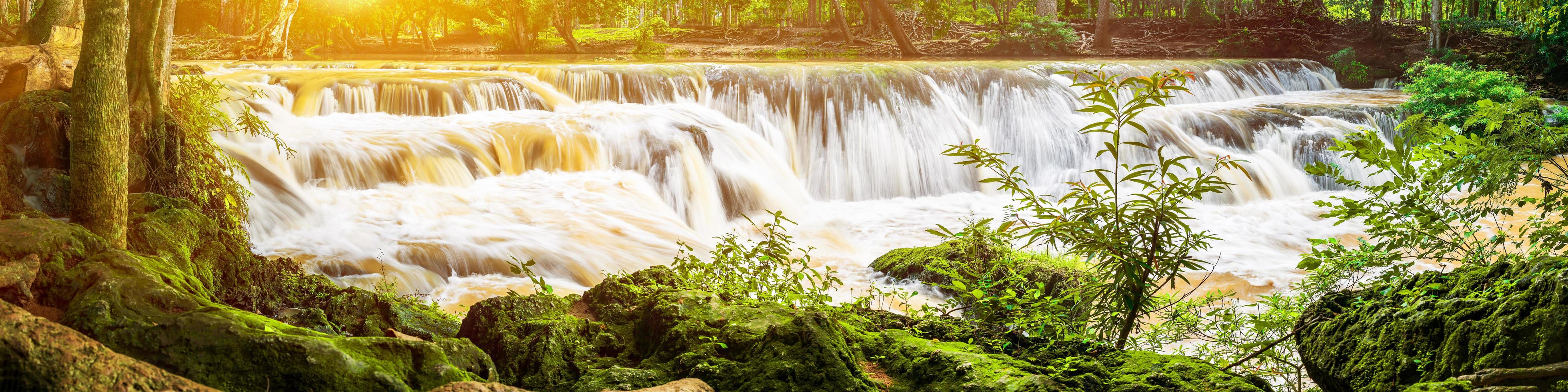 panoramawaterval op berg in tropisch bos bij nationaal park foto