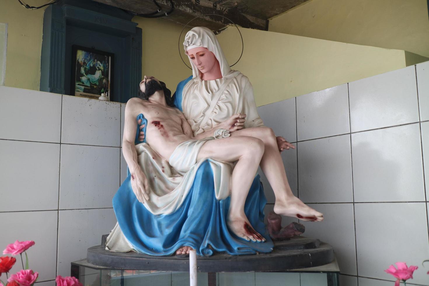 semarang, Indonesië december 02, 2021 redactioneel beeld van de standbeeld van de maagd Maria Holding Jezus in de gebed plaats van Maria grot, semarang, Indonesië foto