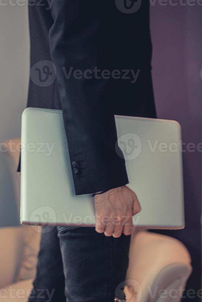 onherkenbaar zakenman Holding laptop. foto