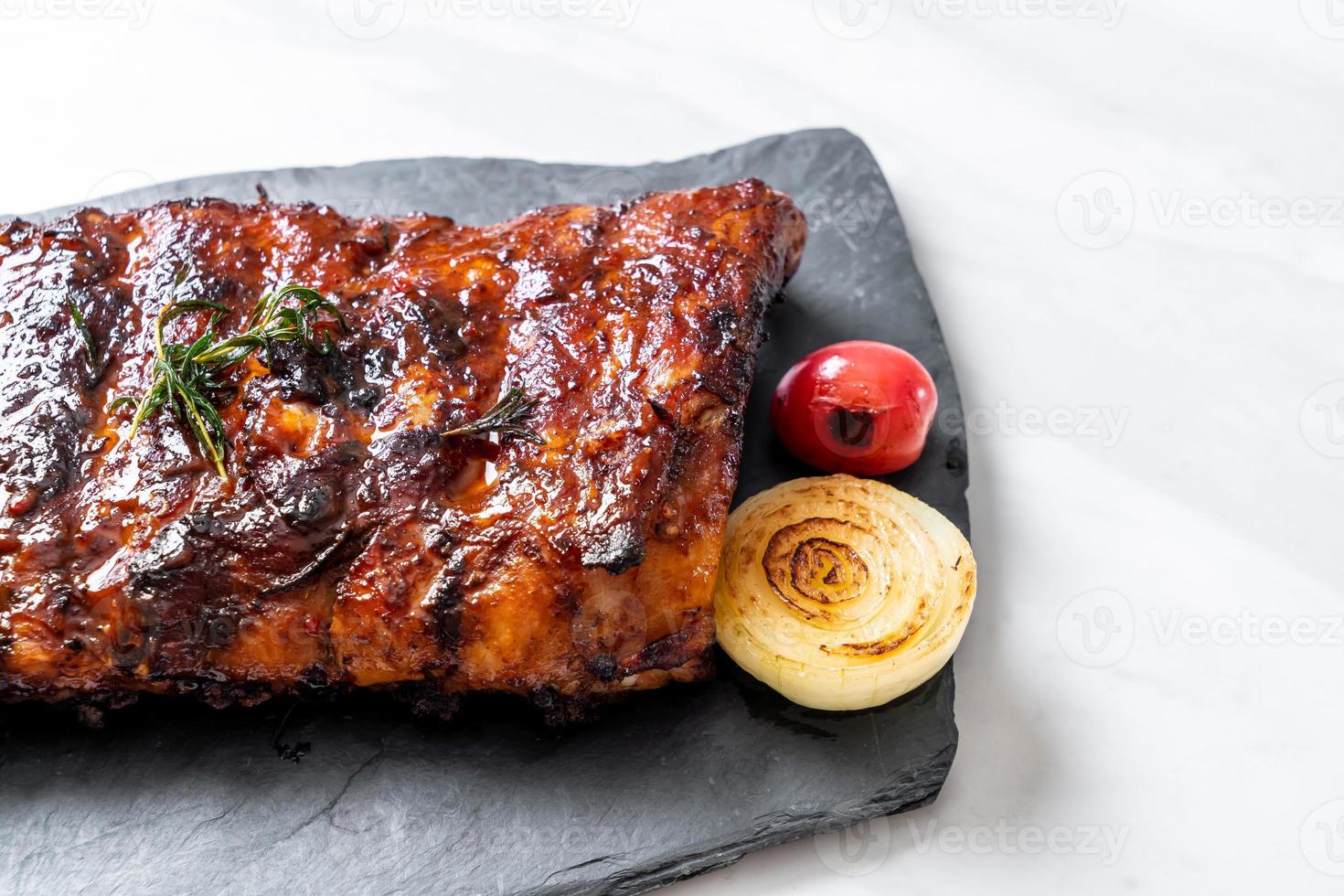 gegrilde barbecue ribbetjes varkensvlees foto