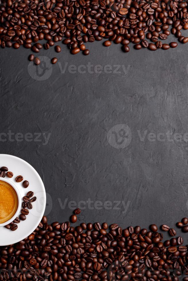 heet vers zwart koffie met melk schuim voor ochtend- menu in wit keramisch kop met koffie bonen geroosterd Aan. foto