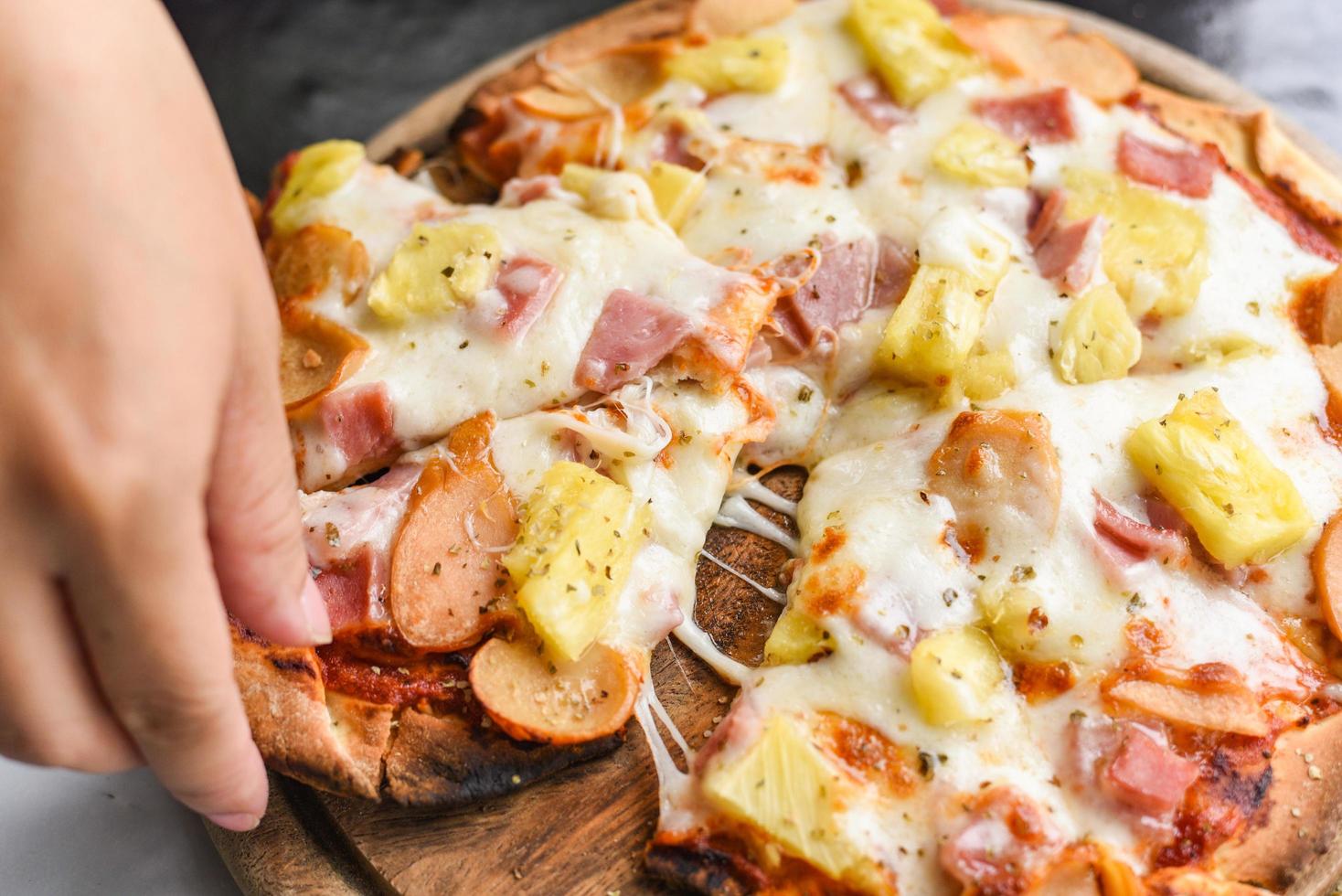eigengemaakt pizza Italiaans is gekookt traditioneel voedsel - pizza kaas plak Aan houten dienblad en geserveerd Aan een houten tafel foto