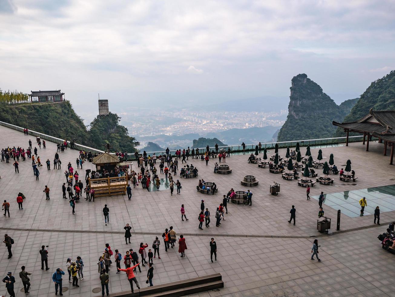 zhangjiajie.china-15 oktober 2018.publiek van toerist Aan hemel poort grot van Tianmen berg nationaal park Bij zhangjiajie stad china.travel bestemming van hunan zhangjiajie stad China foto