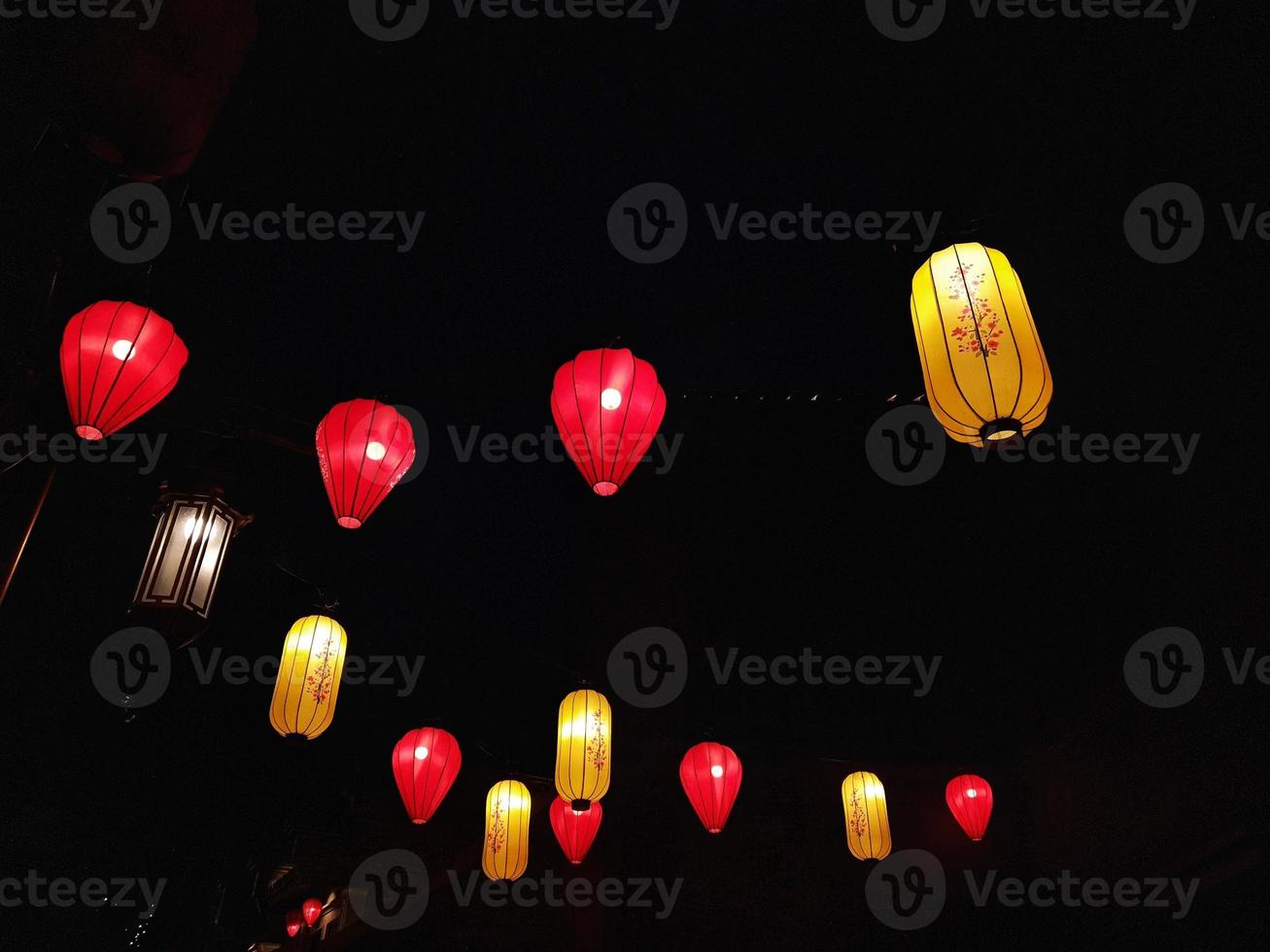 papier lantaarn Bij nacht, Bij een Chinese festival Bij pantai inda kapuk. foto