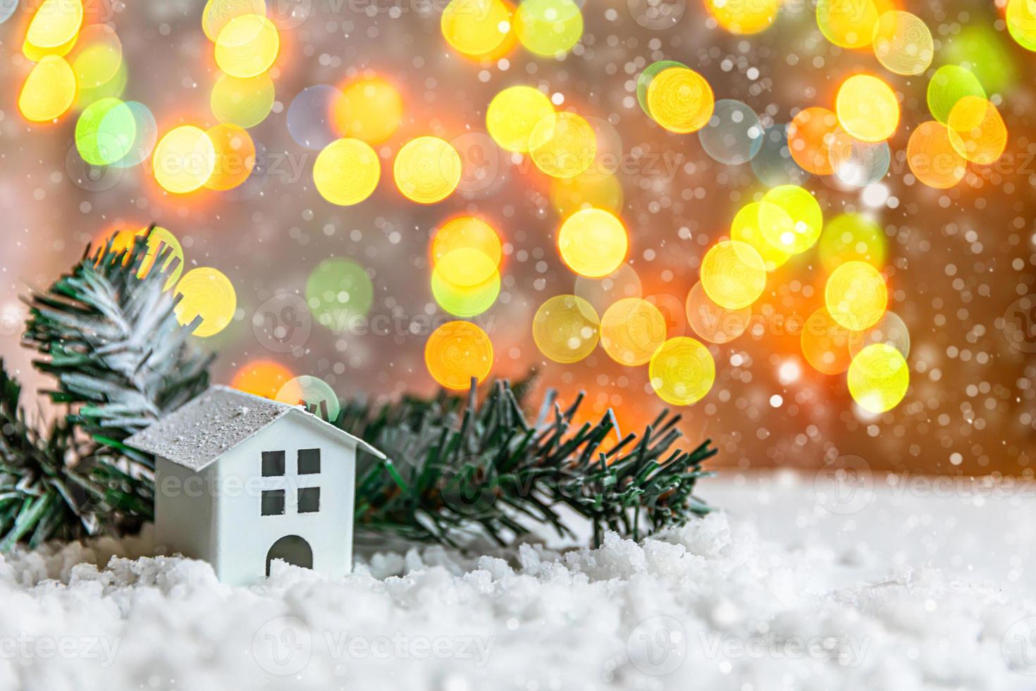 abstract komst Kerstmis achtergrond. speelgoed- model- huis en winter Spar Afdeling Aan achtergrond met sneeuw en onscherp slinger lichten. Kerstmis met familie Bij huis concept. foto