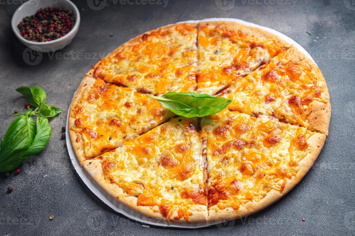 kaasachtig pizza types van kaas schotel gezond maaltijd voedsel tussendoortje Aan de tafel kopiëren ruimte voedsel achtergrond foto