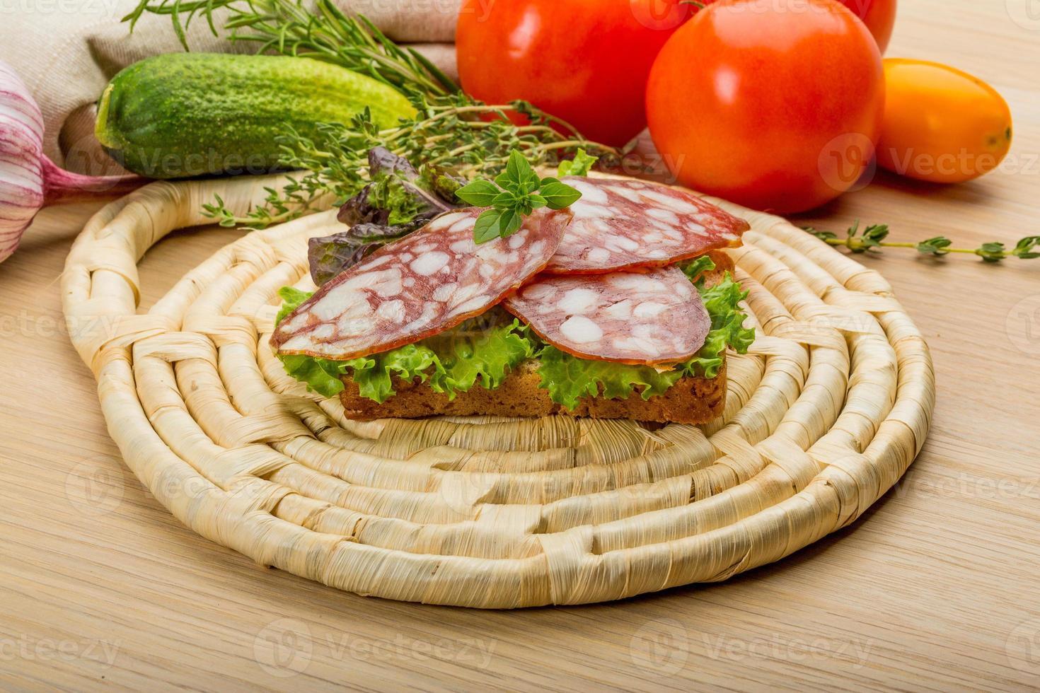 salami Aan houten bord en houten achtergrond foto