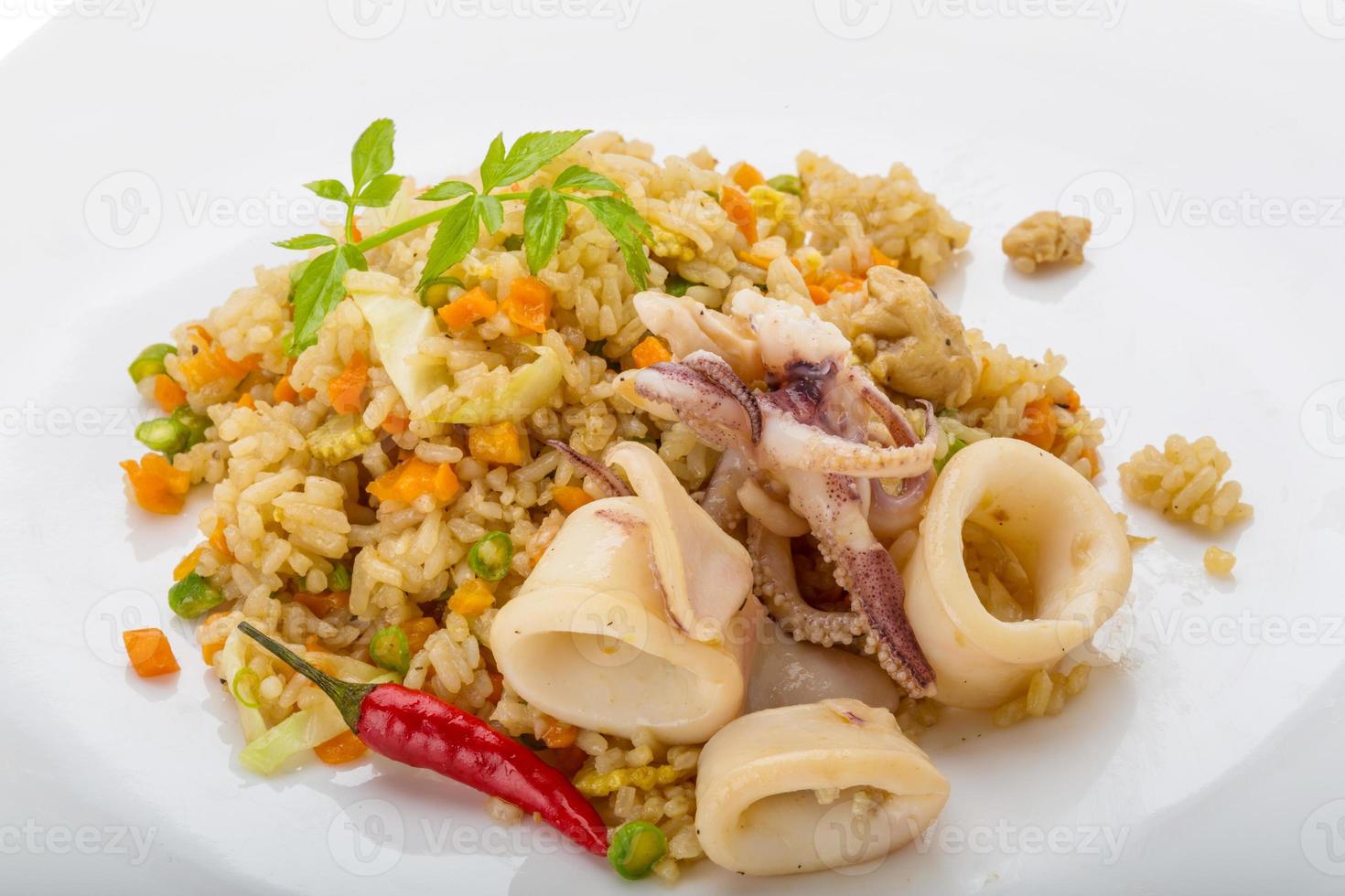 gebakken rijst- met calamares Aan de bord foto