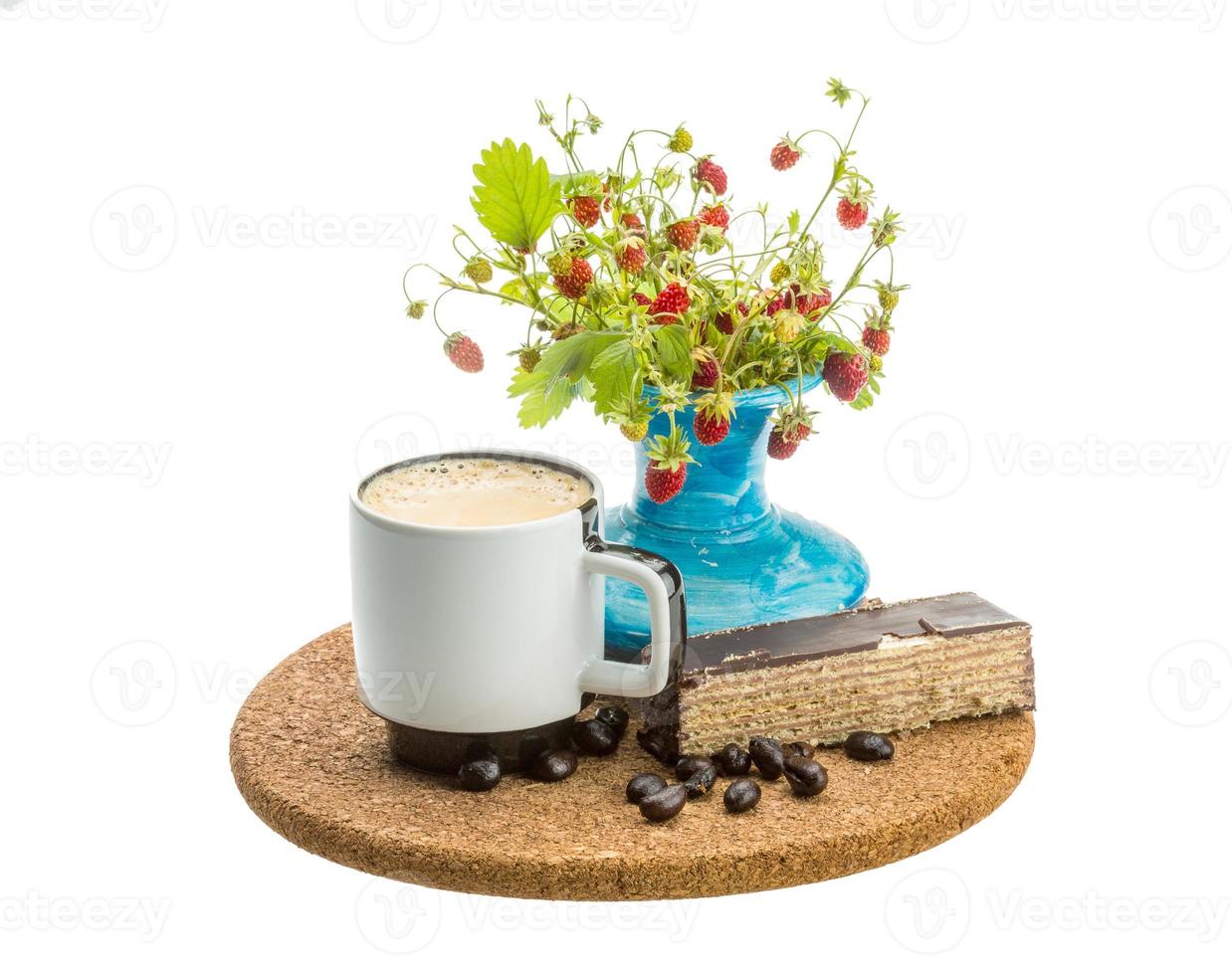 koffie met taart Aan houten bord en wit achtergrond foto