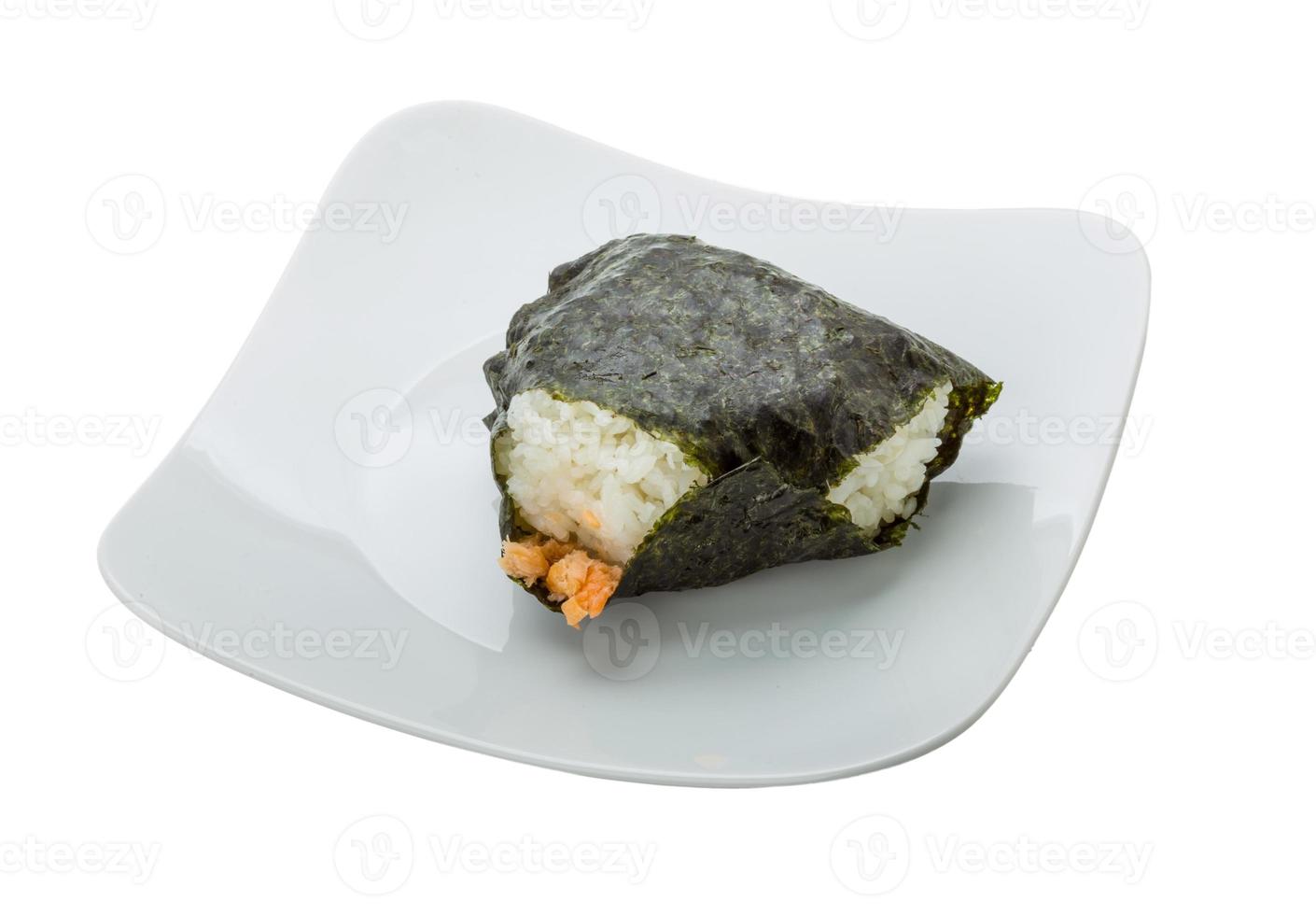 Japan rijst- bal met Zalm Aan de bord en wit achtergrond foto