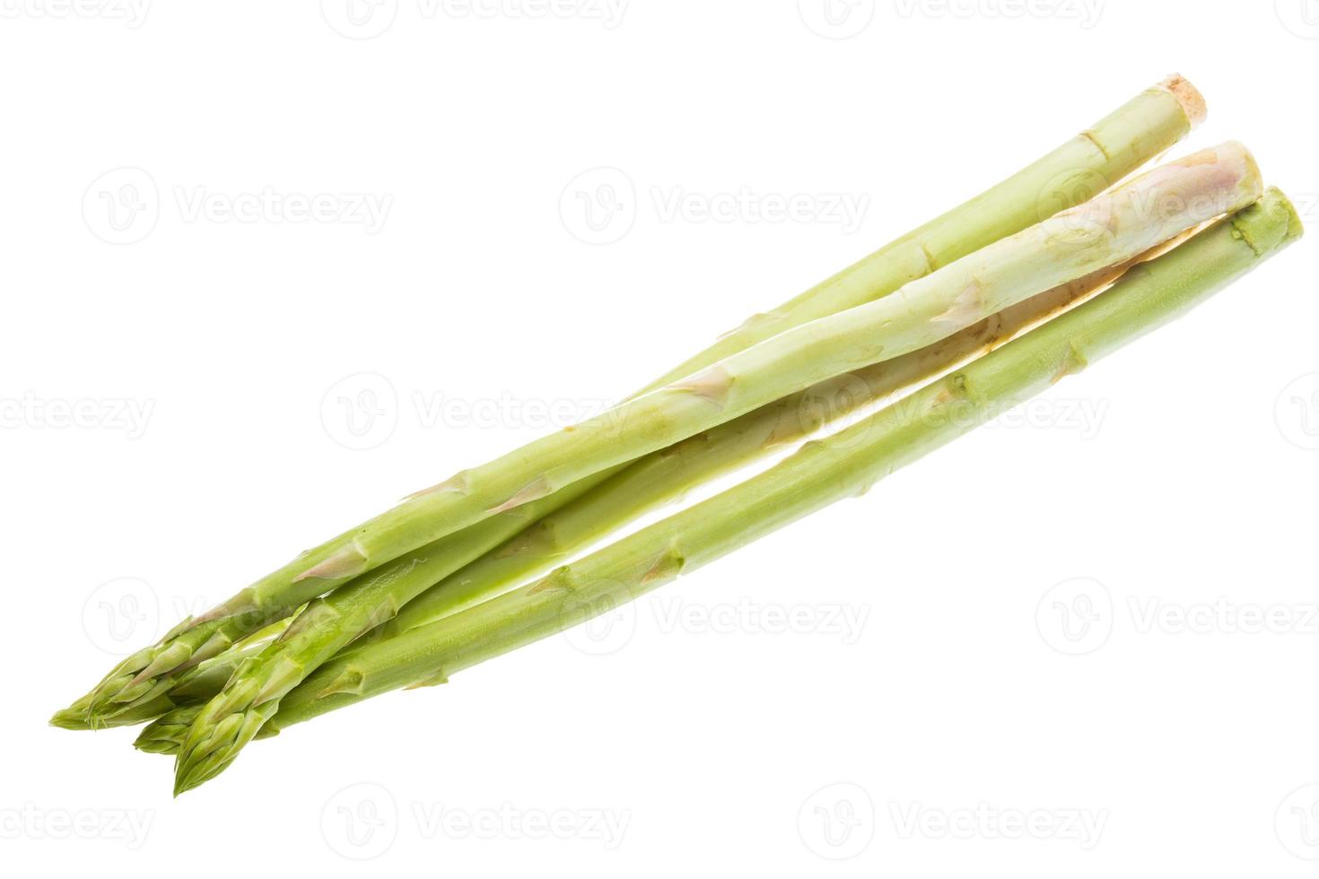 rauw asperges Aan wit achtergrond foto