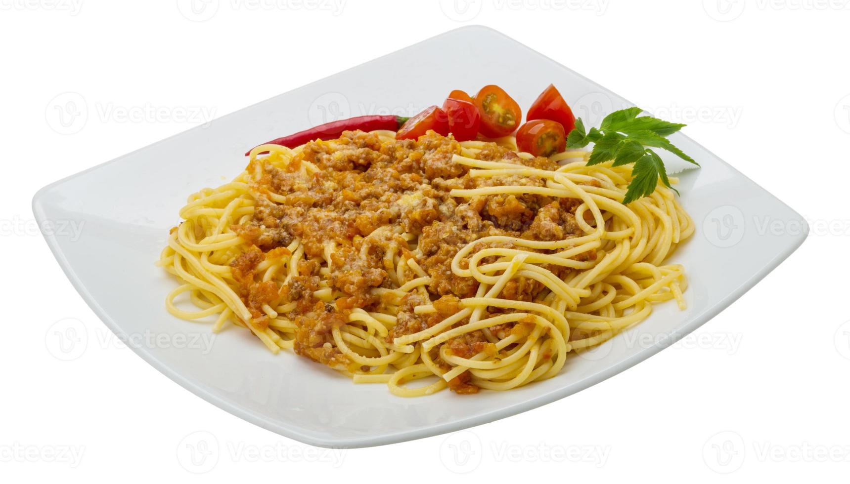 bolognese spaghetti Aan de bord en wit achtergrond foto