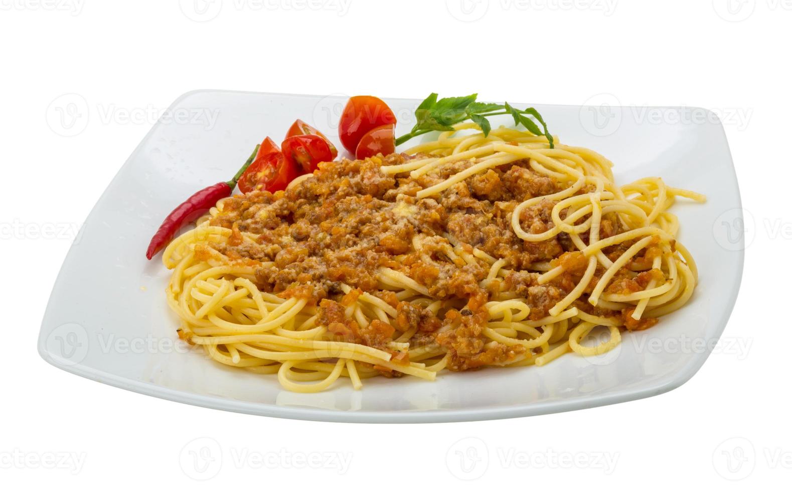 bolognese spaghetti Aan de bord en wit achtergrond foto