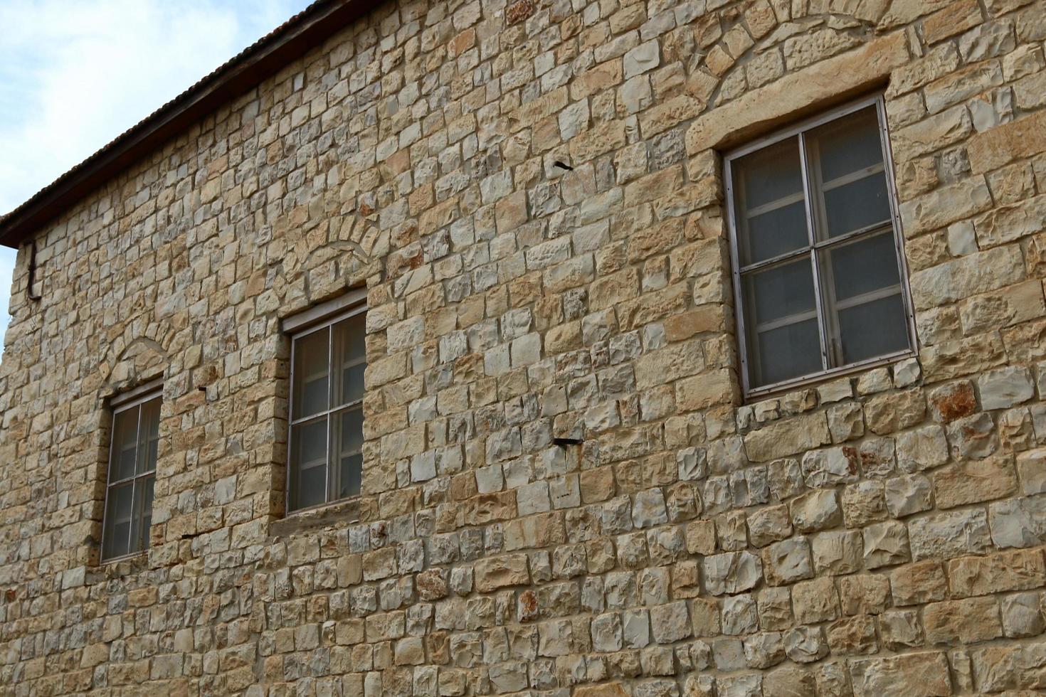 Haifa Israël mei 19, 2019. klein venster Aan de facade van een woon- gebouw. foto