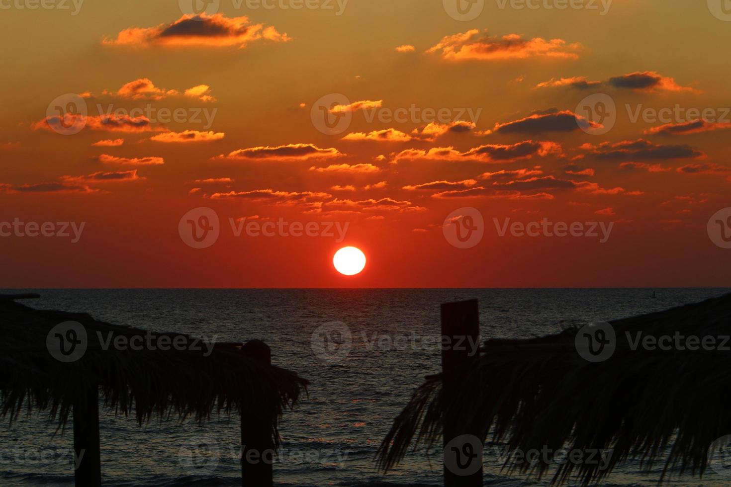 de zon gaat onder de horizon aan de Middellandse Zee in Noord-Israël. foto