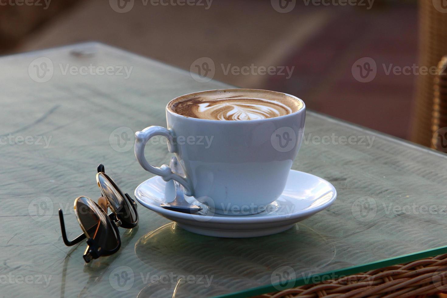 heet koffie Aan de tafel in een restaurant. foto