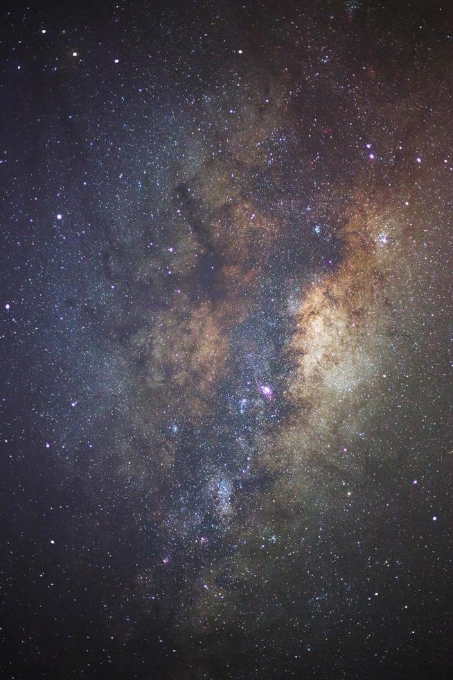 close-up van de Melkweg met sterren en ruimtestof in het heelal, foto met lange belichtingstijd, met graan.