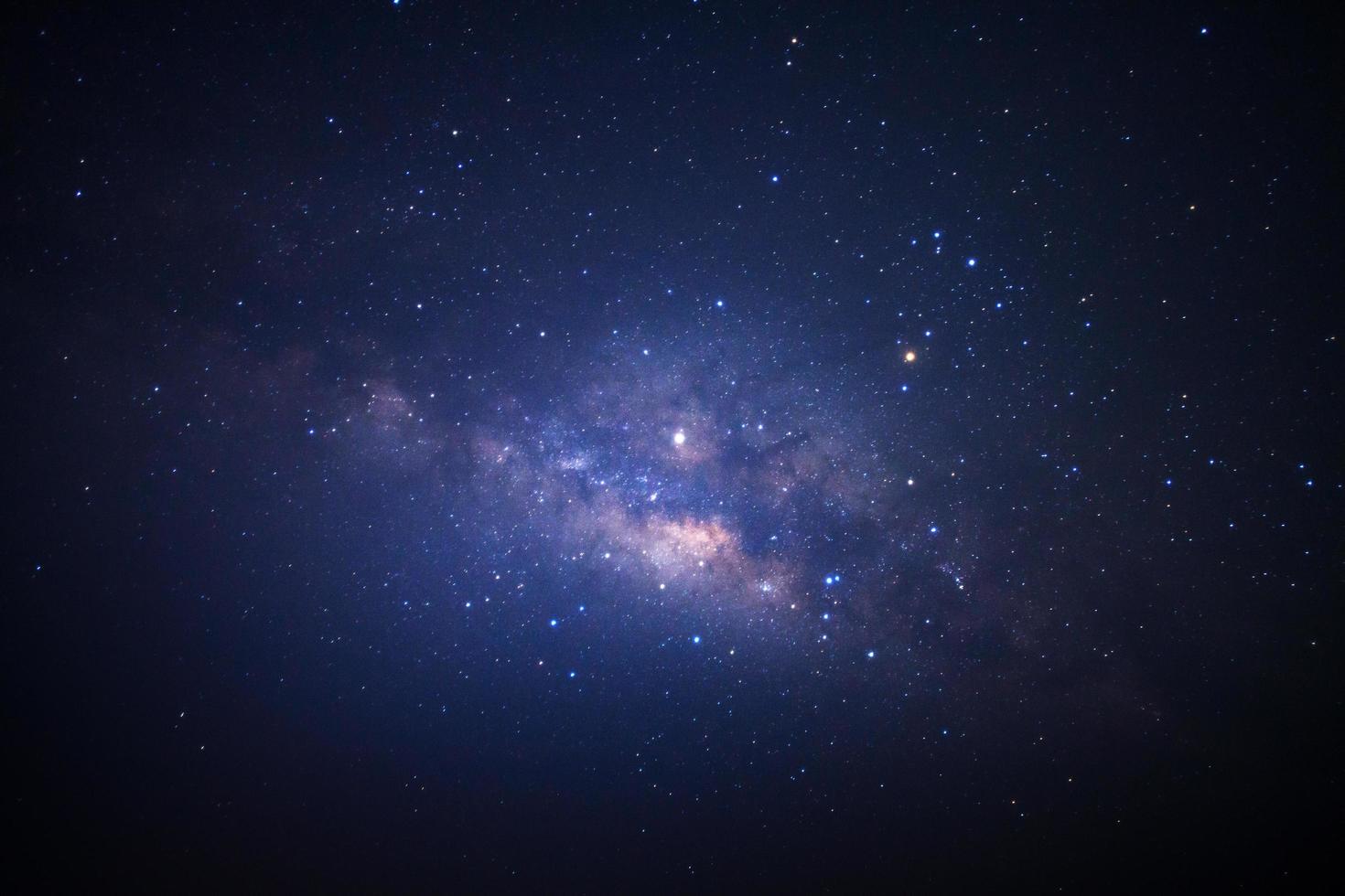 de melkachtig manier heelal met sterren en ruimte stof in de universum, lang blootstelling fotograaf, met graan foto