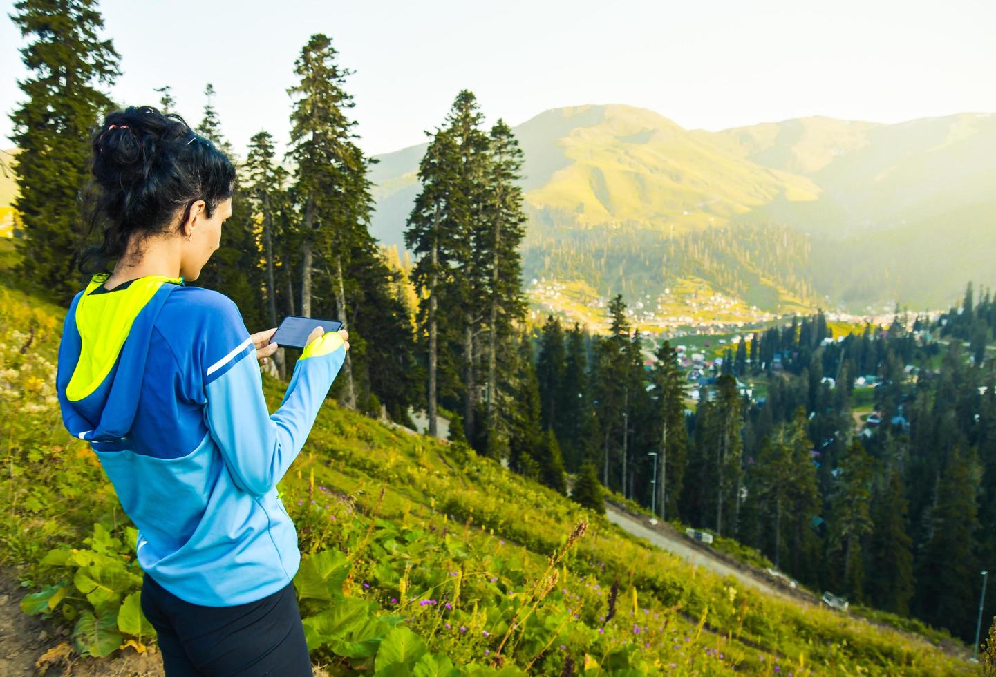 vrouw personen handen houden smartphone in toneel- plaats Aan vakantie. smartphone fotografie buitenshuis foto